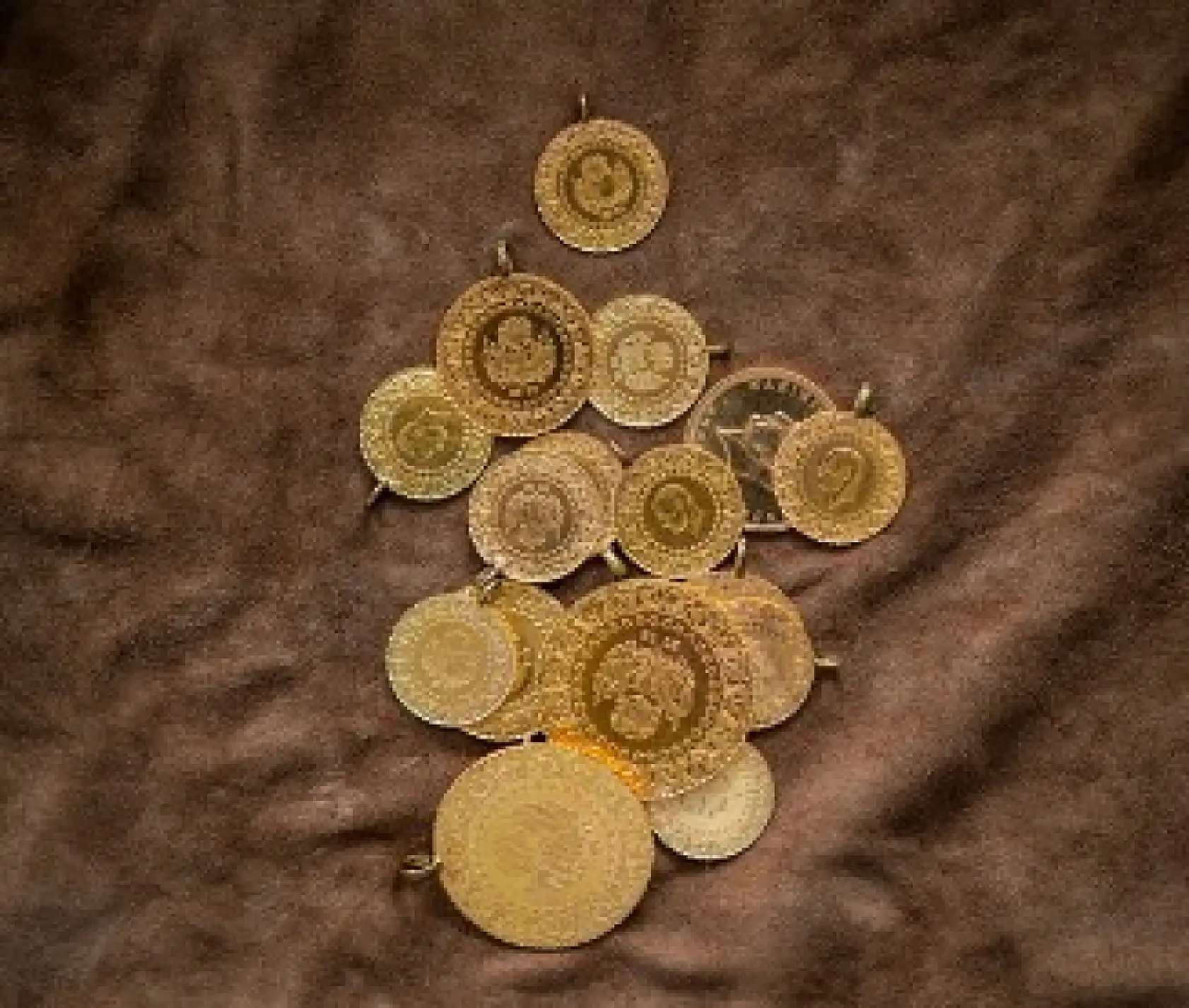 Altın fiyatları can çekişiyor