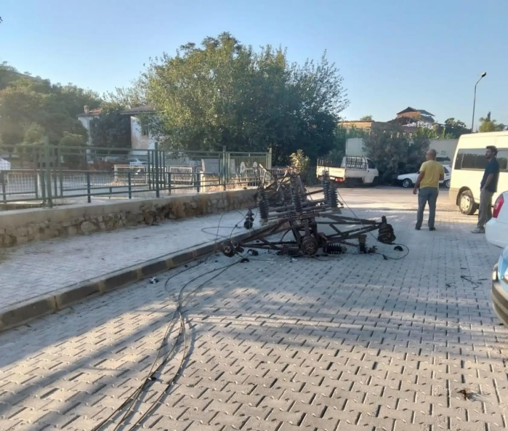 Milas'ta Kömür Kamyonu Elektrik Direğini Yıkıp Kaçtı