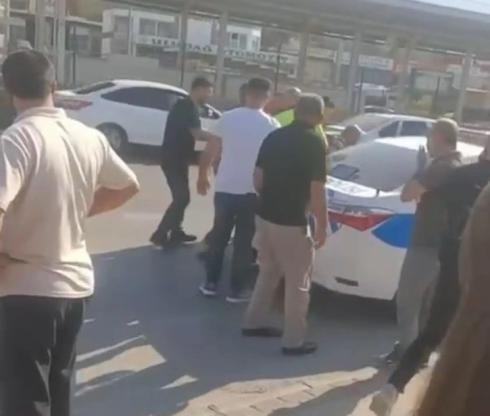 Feci kaza: Bebeğiyle kaldırımda yürüyen anneye tır çarptı