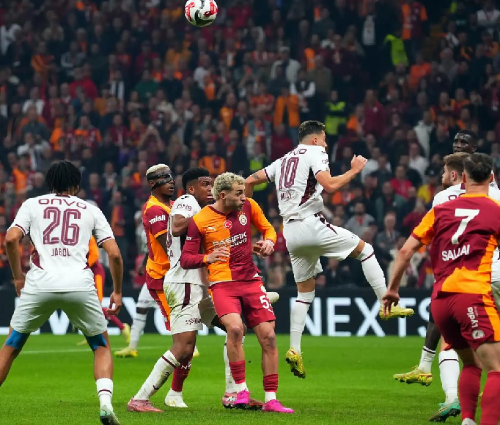 Galatasaray ile Trabzonspor, Turkcell Süper Kupa yarı finalinde karşılaşacak