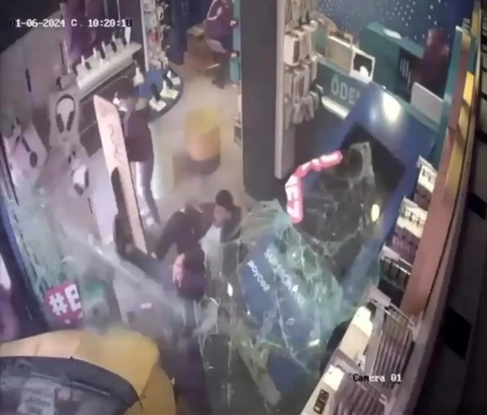 Kamyonet yayalara çarpıp iş yerine daldı: 5 yaralı