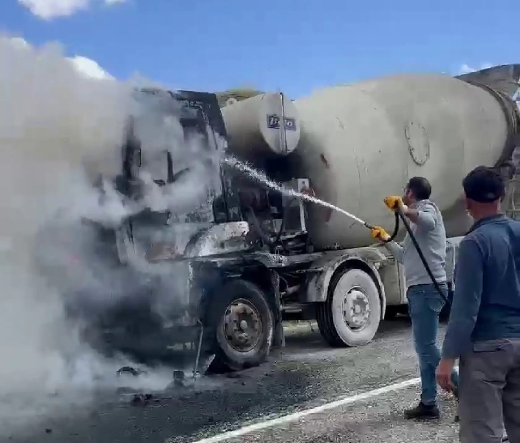 Beton mikseri alev topuna döndü