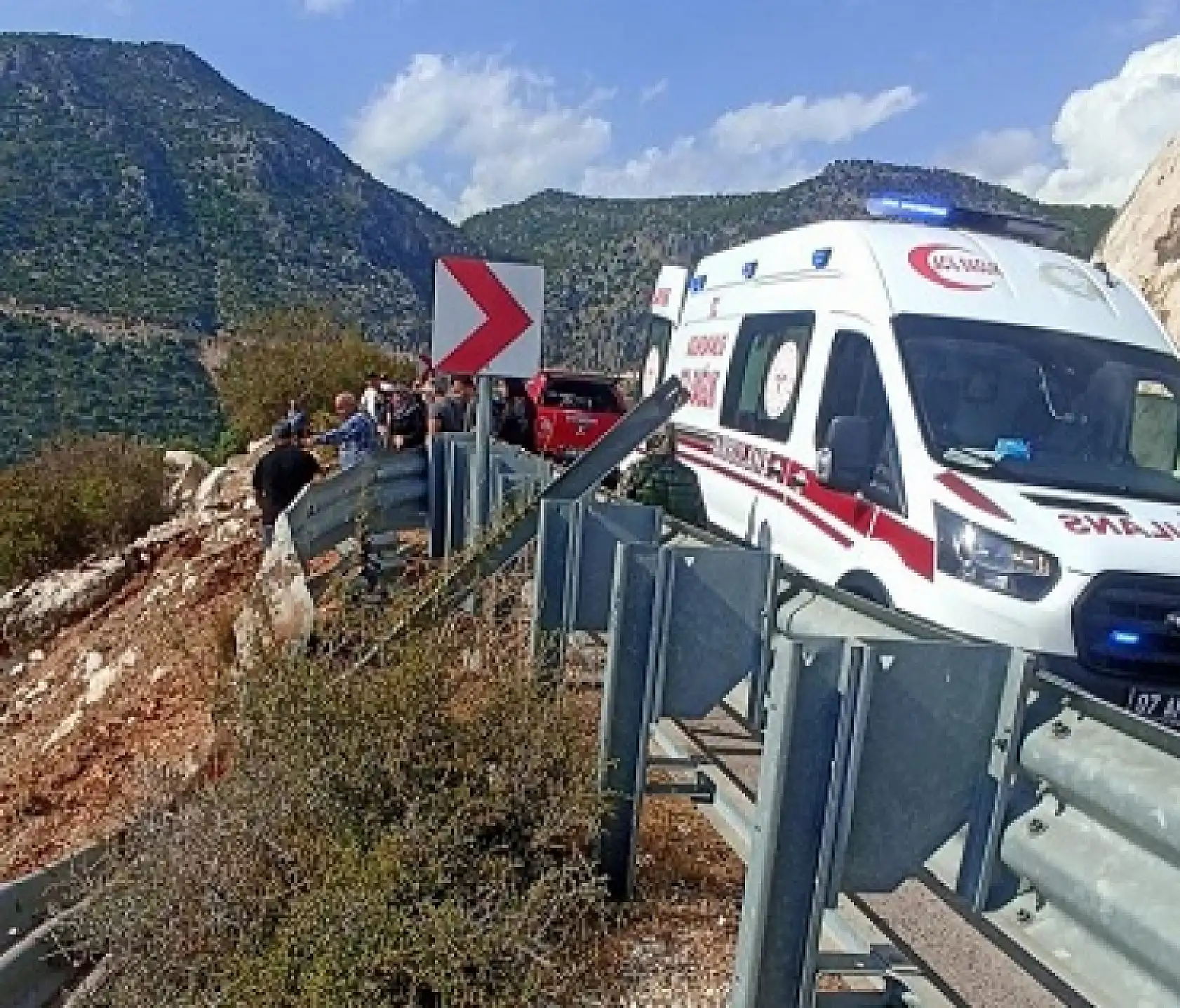 Bariyerlere çarpan kamyon 50 metrelik uçurumdan düştü, 1 kişi hayatını kaybetti