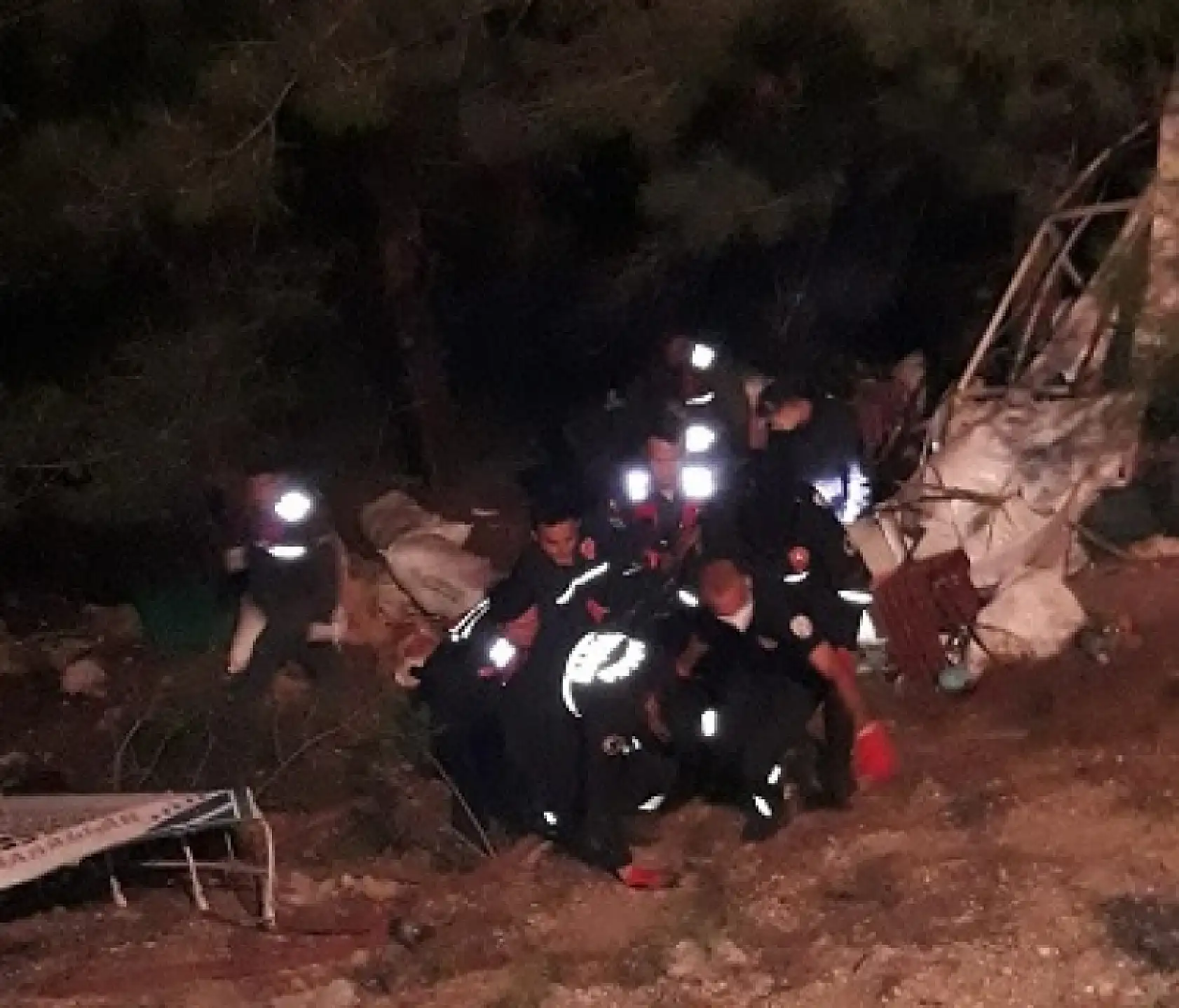 Tarım işçilerini taşıyan minibüs uçuruma düşüp yandı: 3 kişi hayatını kaybetti, 18 kişi yaralandı