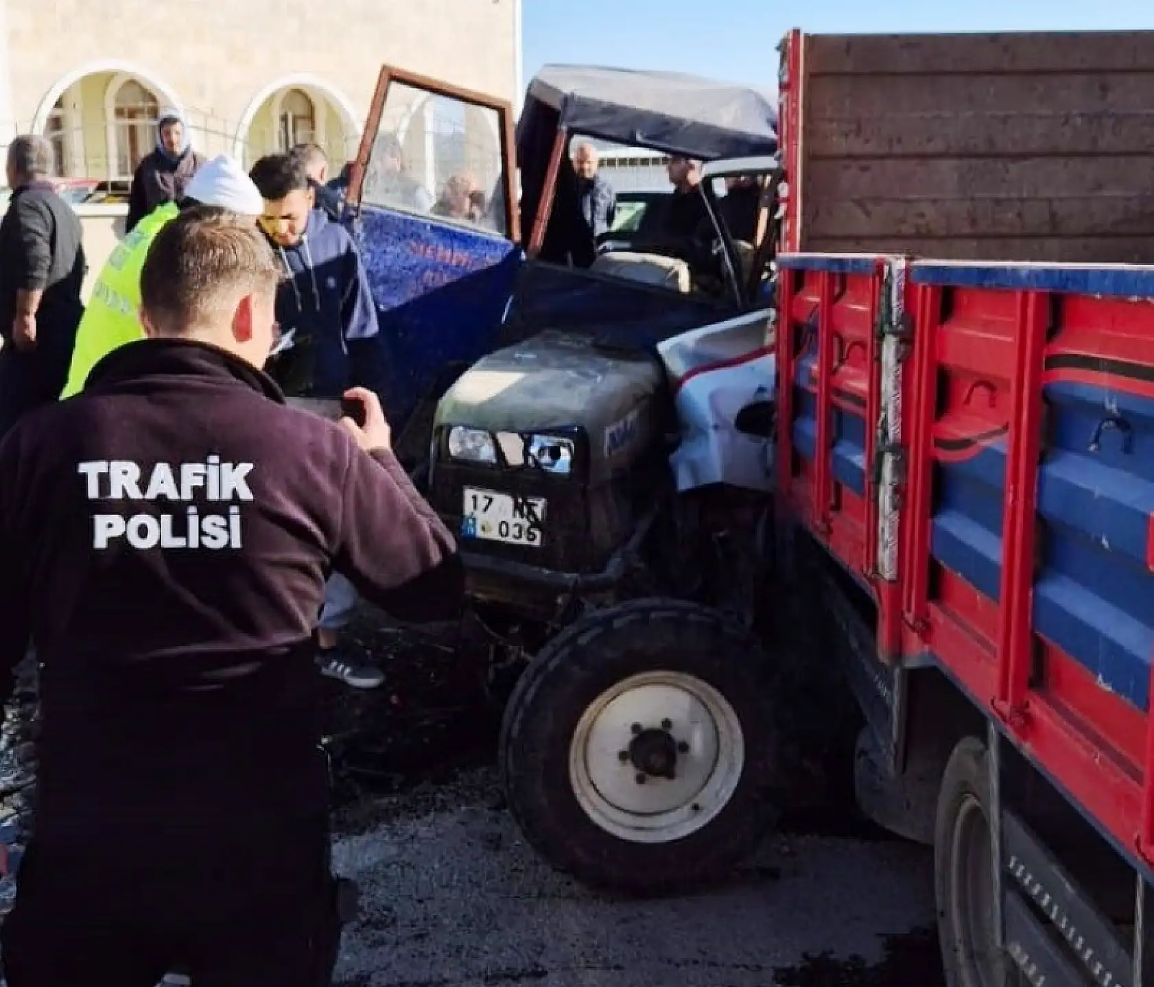 Kamyonet ile işçilerin bulunduğu traktör kafa kafaya çarpıştı: 4 yaralı