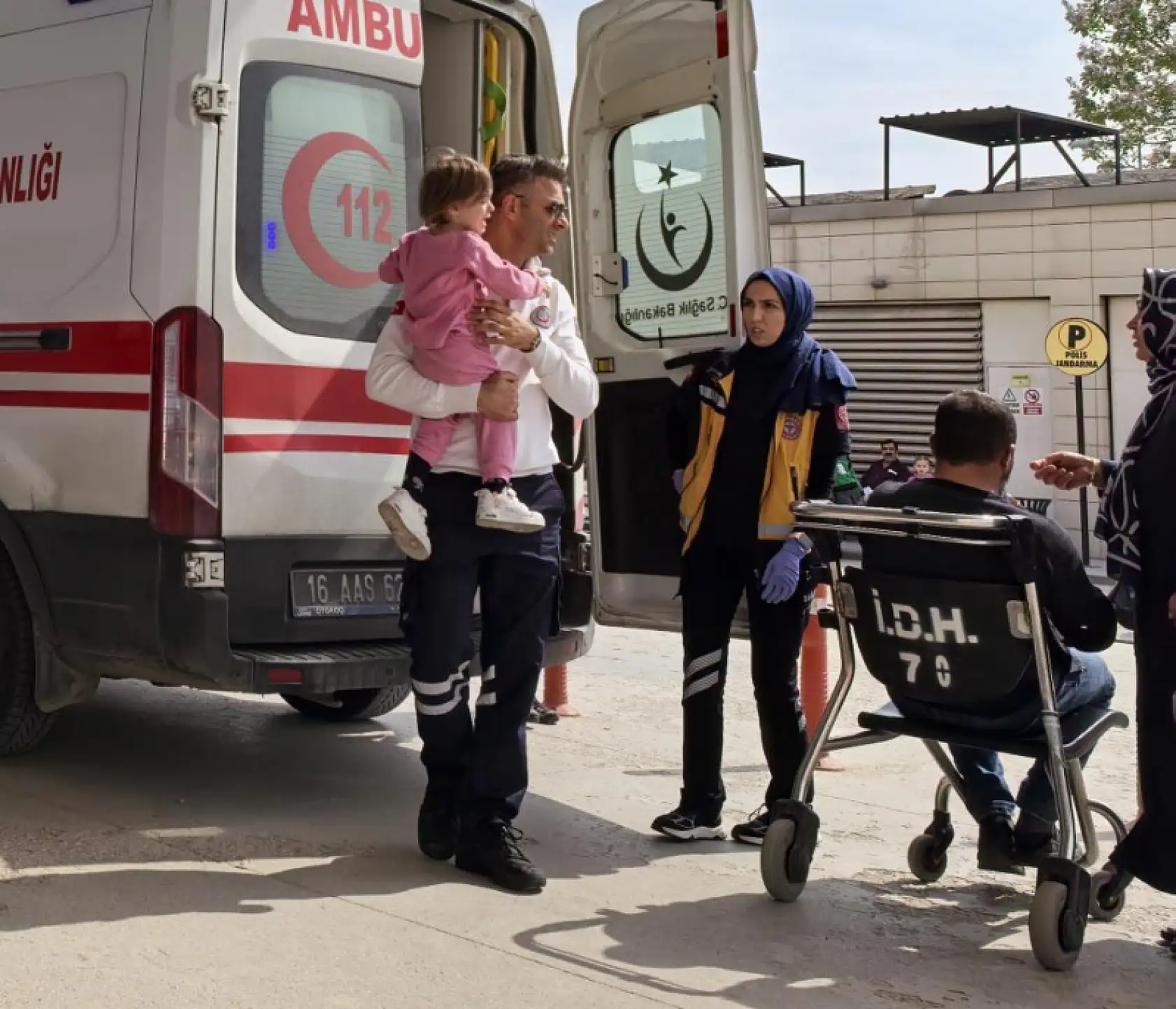 Traktör ile otomobil çarpıştı: 1'i çocuk, 3 yaralı