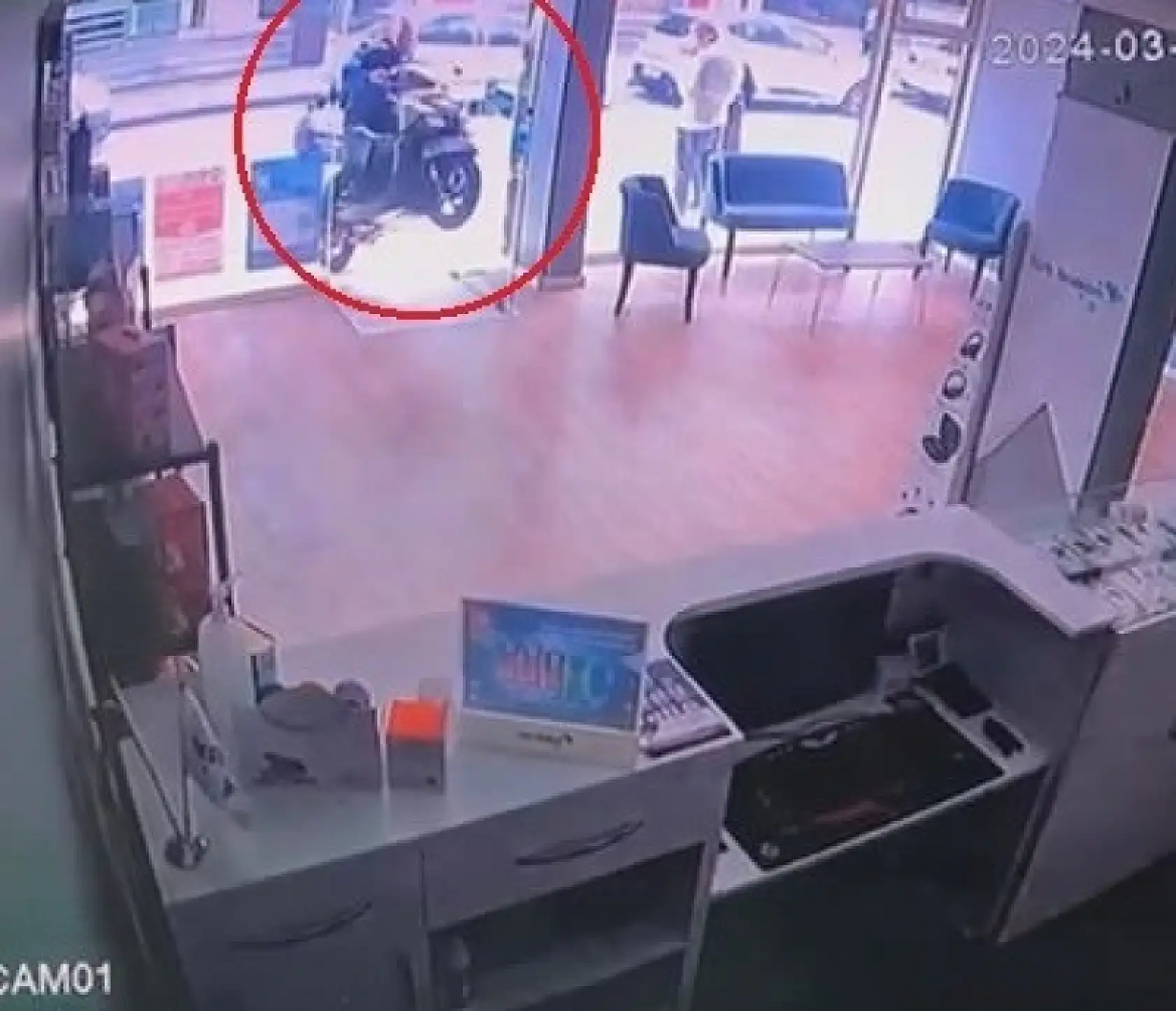 Elini gaz pedalında unuttu, dükkana daldı...