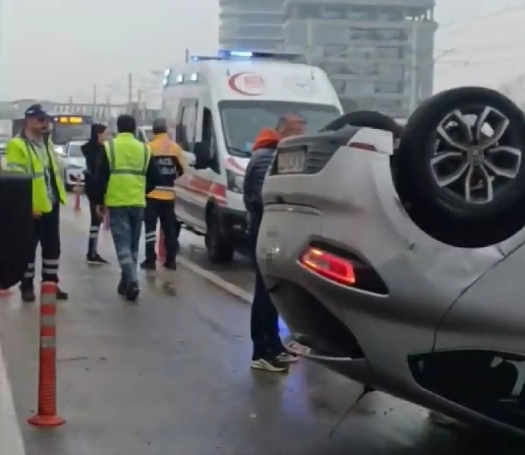 Makas atarken, kaza yapıp 250 metre savruldu, taksiye binip firar etti