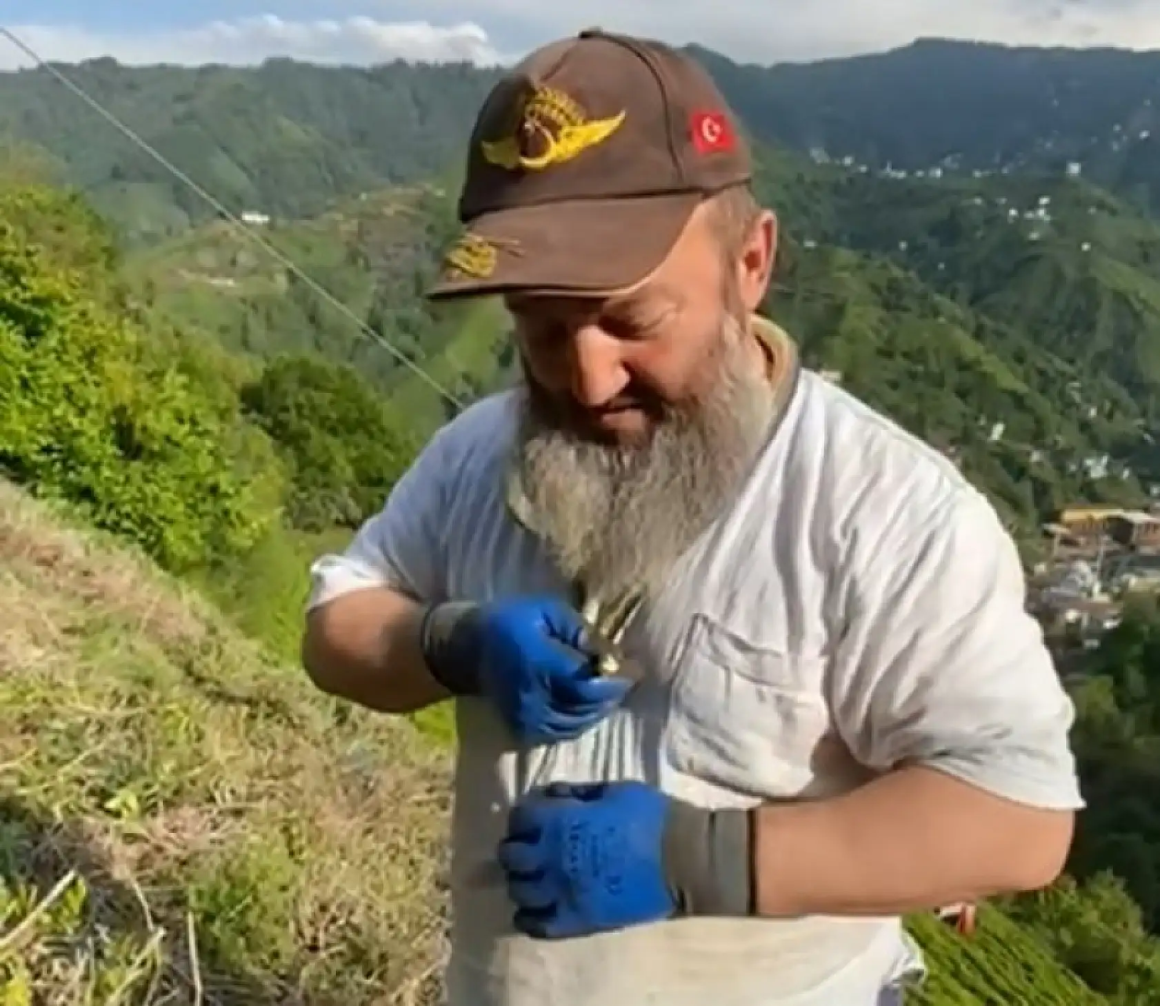 'Allah Güzel Yaratmış' Dedi, Zehirli Yılanı Kolye Gibi Taktı!