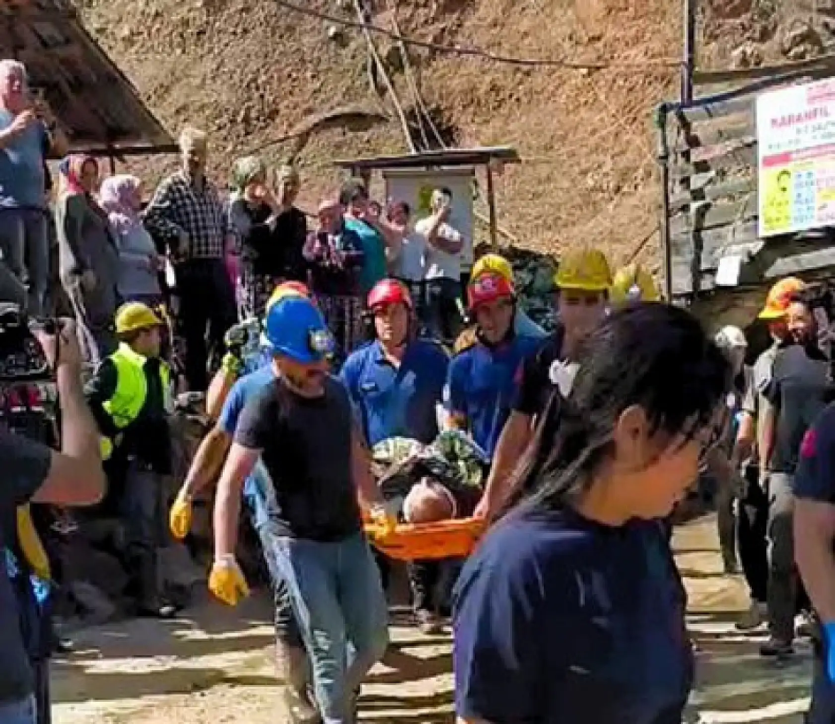 Denizli Acıpayam'da Krom Madeni Göçüğü: İki İşçi Sağ Olarak Kurtarıldı