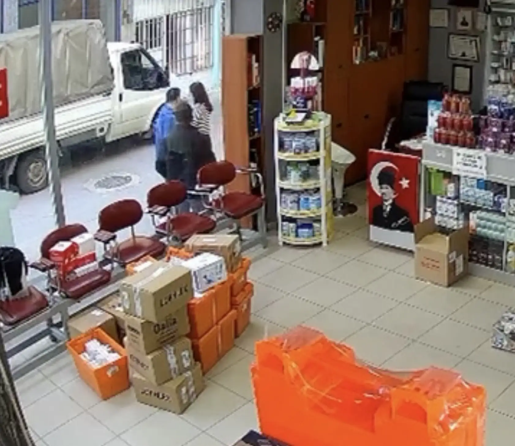 Hava almak için dışarı çıkan eczacının üzerine atladı: 'Çıplak sandım'