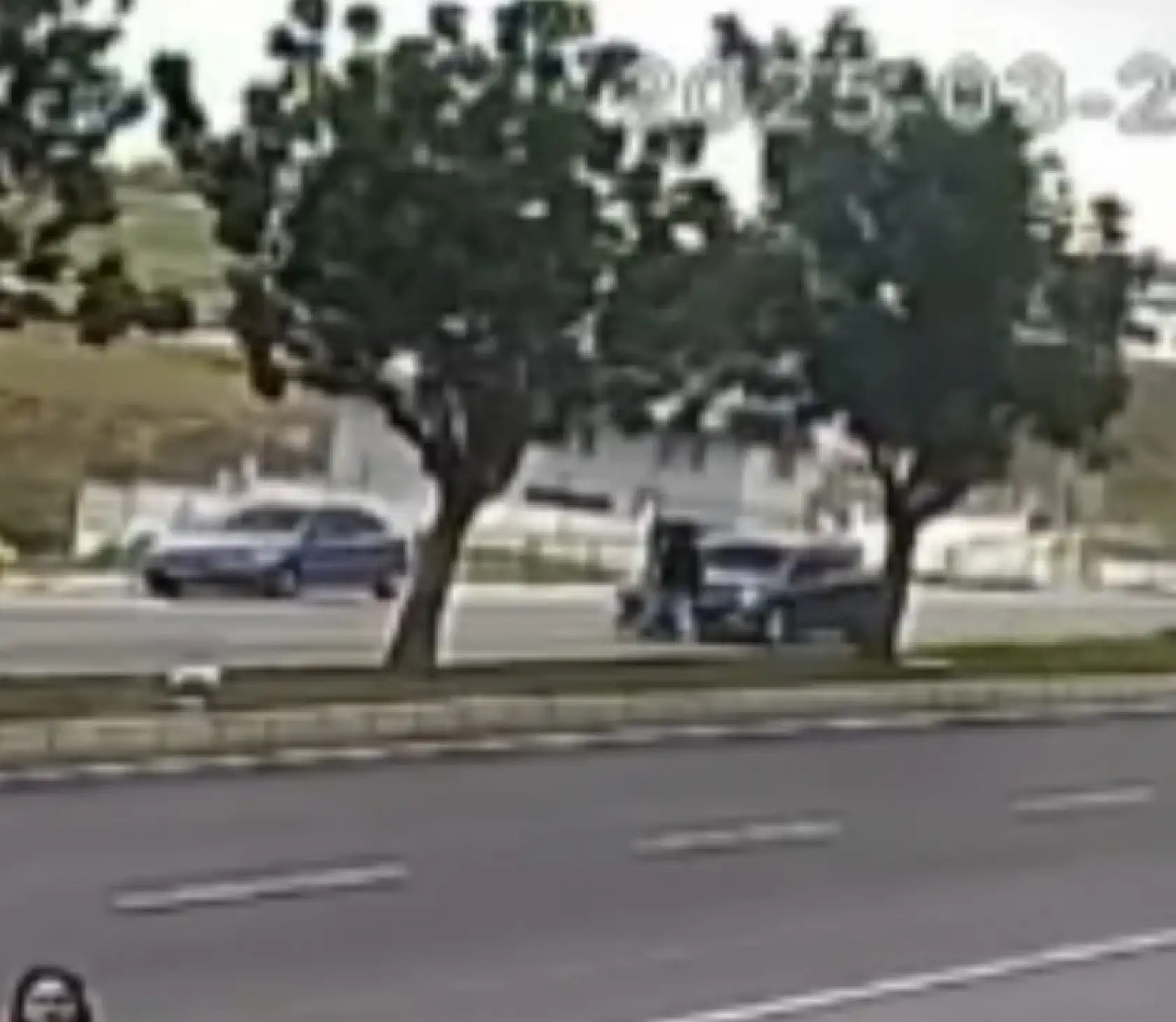 Yolda telefona bakan genç kız otomobilin çarpmasıyla ağır yaralandı