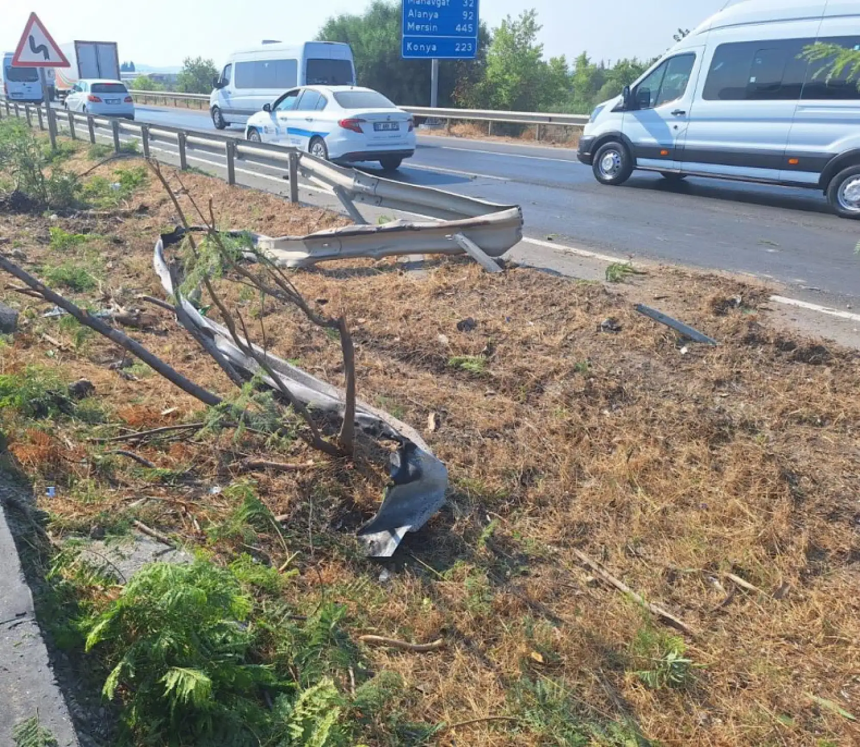 Kaza yapan tur otobüsü, köprüden düşmek üzereyken durabildi