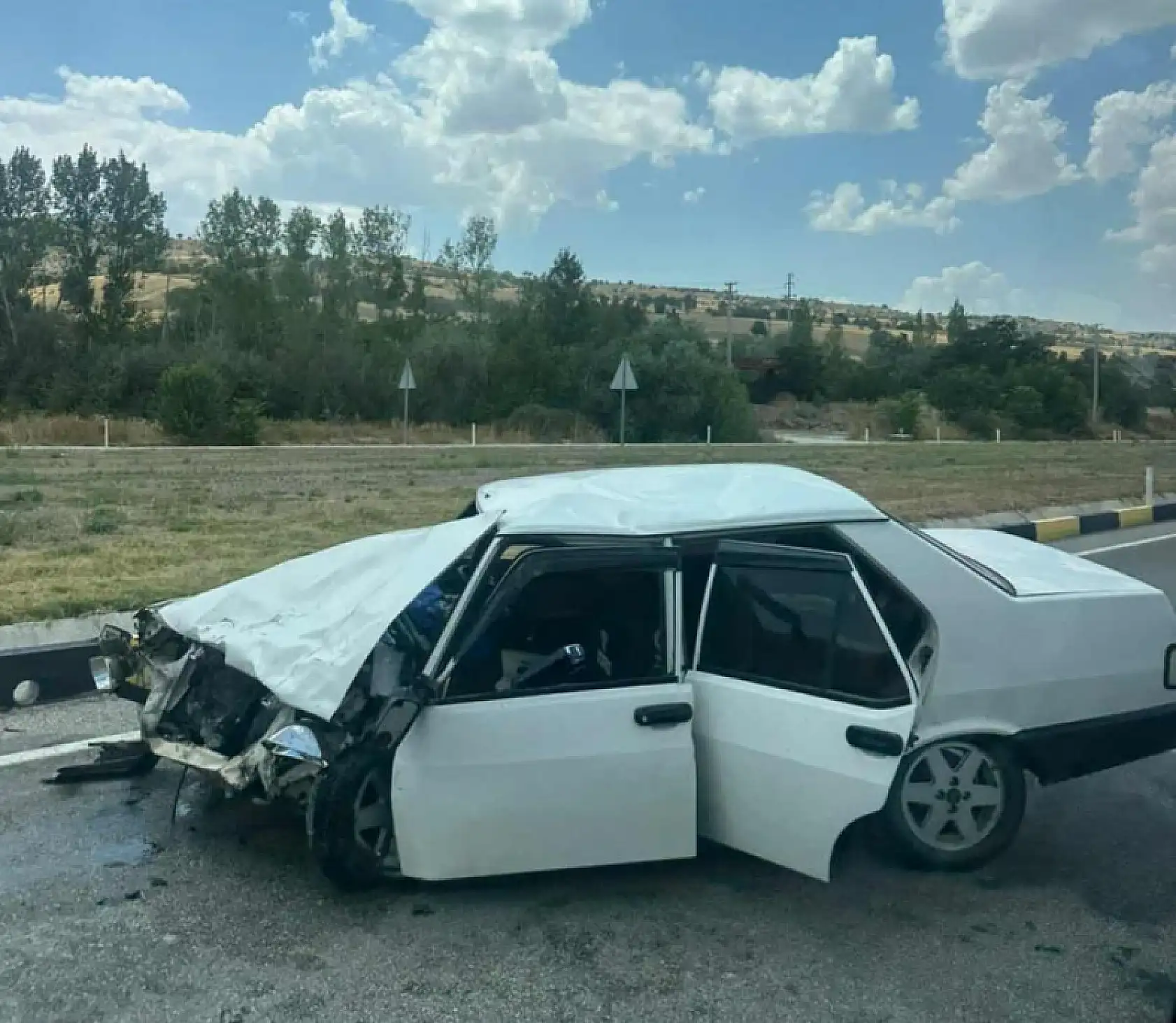 Kavşakta 2 otomobil çarpıştı: 2'si çocuk 7 yaralı