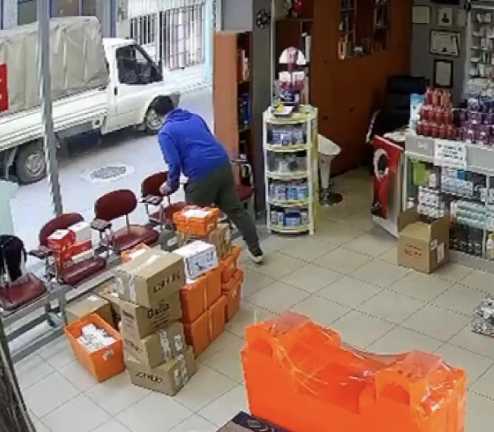 Hava almak için dışarı çıkan eczacının üzerine atladı: 'Çıplak sandım'