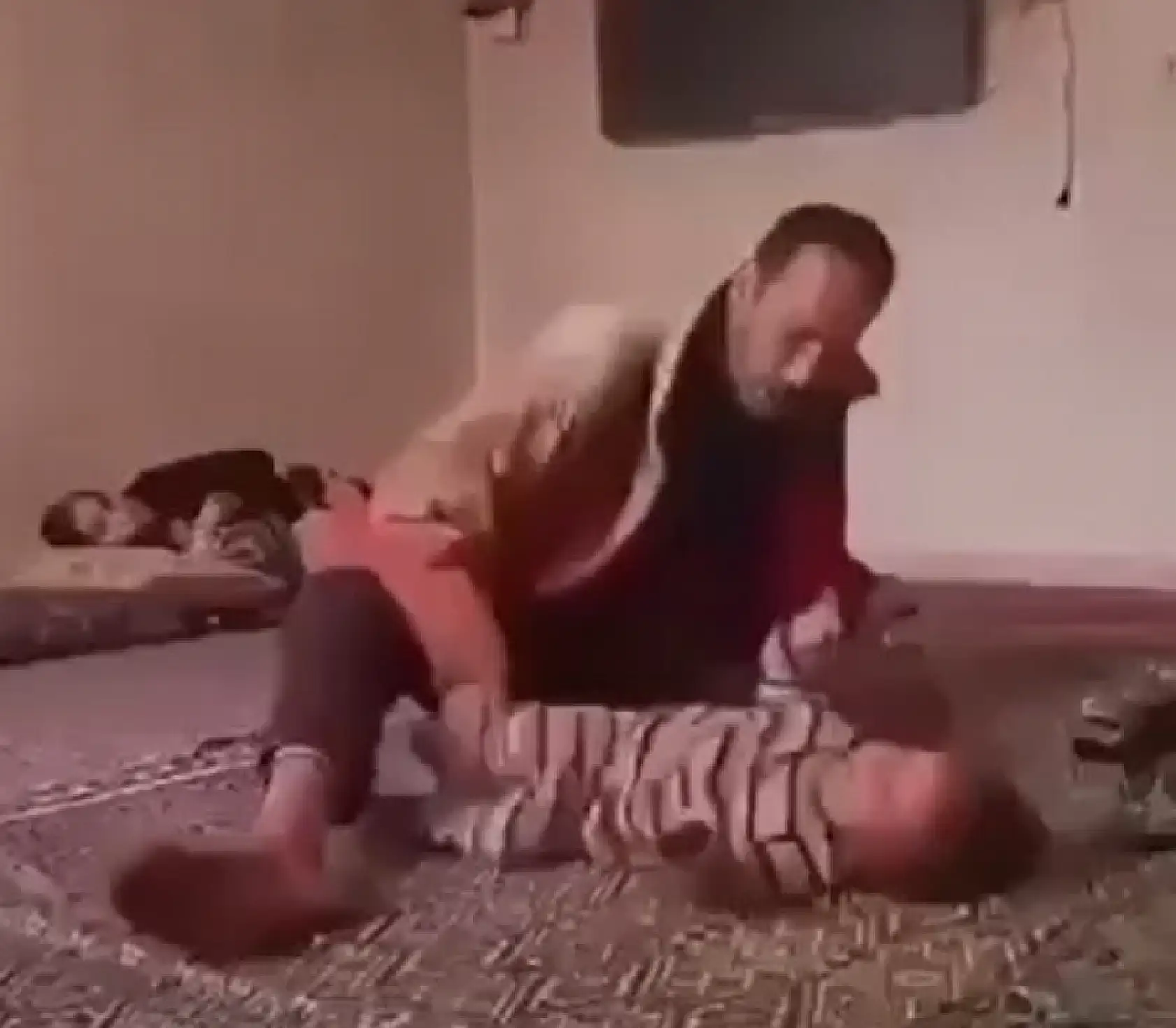 Çocuğuna acımasızca ve defalarca şiddet uygulayan cani baba tutuklandı