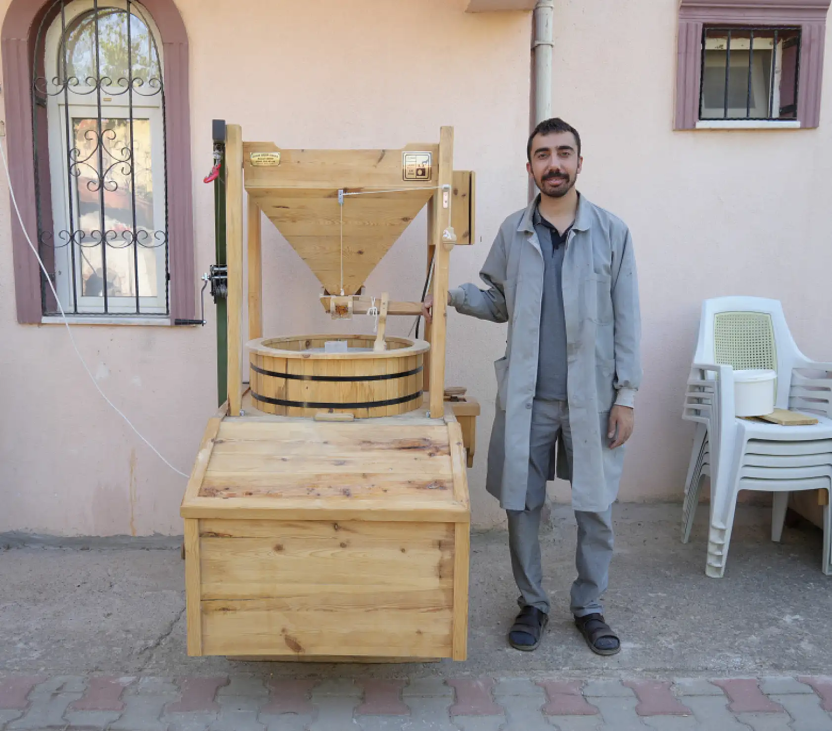 Yüzyıllık granit taş değirmen geleneği genç ustanın ellerinde hayat buluyor