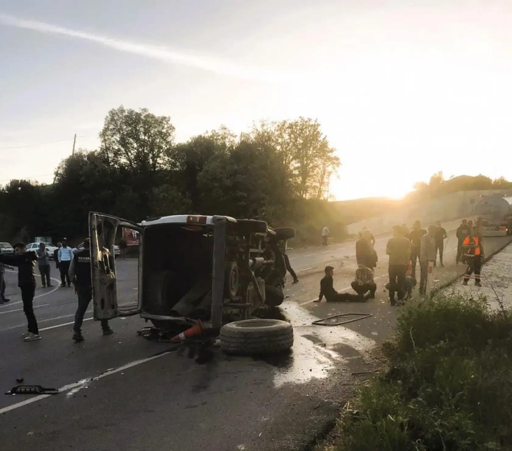 3 kişinin öldüğü kaza bölgesinde kamyonet ile otomobil çarpıştı: 3 yaralı