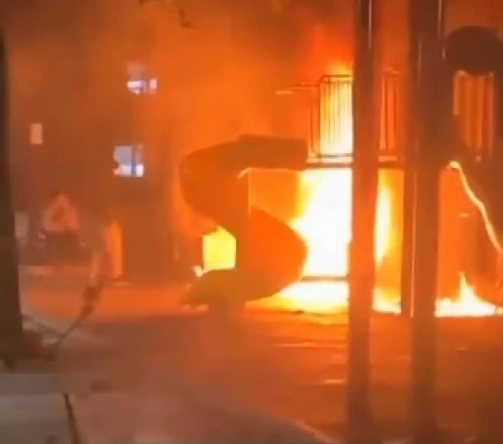 Çocuk parkı alevlere teslim oldu