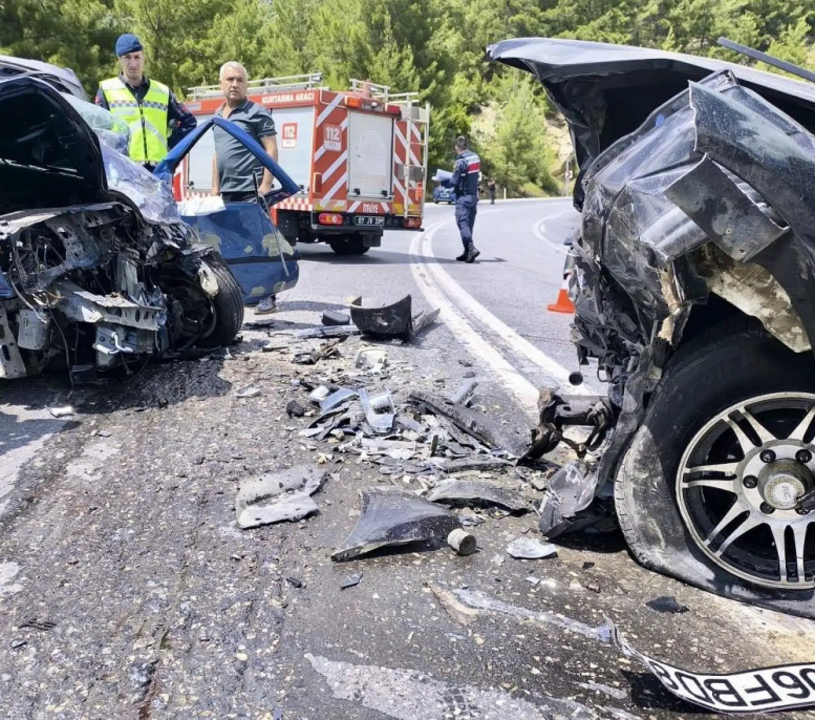 İki araç çarpıştı: 1 ölü, 2 yaralı