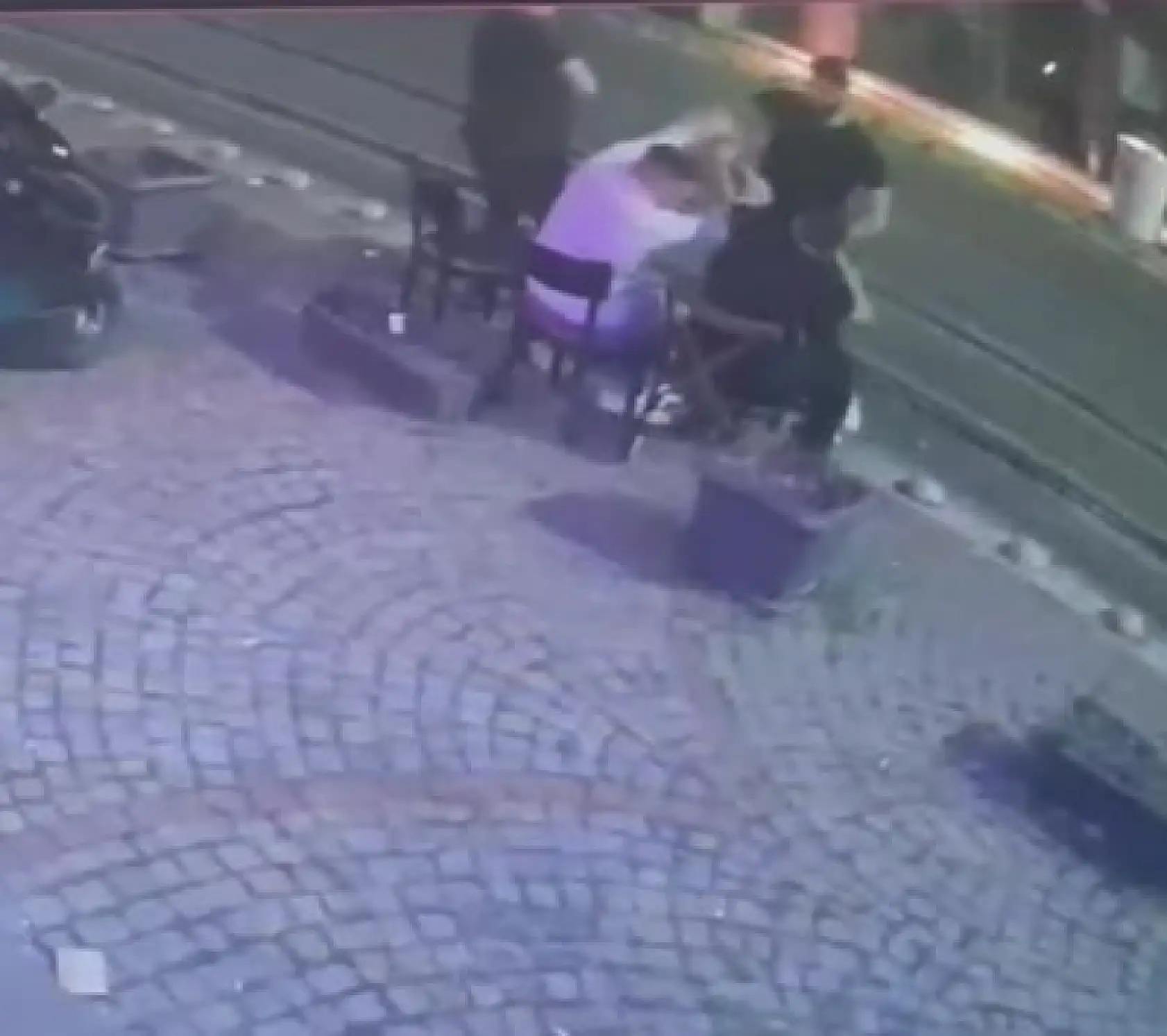 İş arkadaşını silahlı 2 kişiyle dakikalarca gözetleyip saldırdı, kendisi ağır yaralandı: O anlar kameraya yansıdı