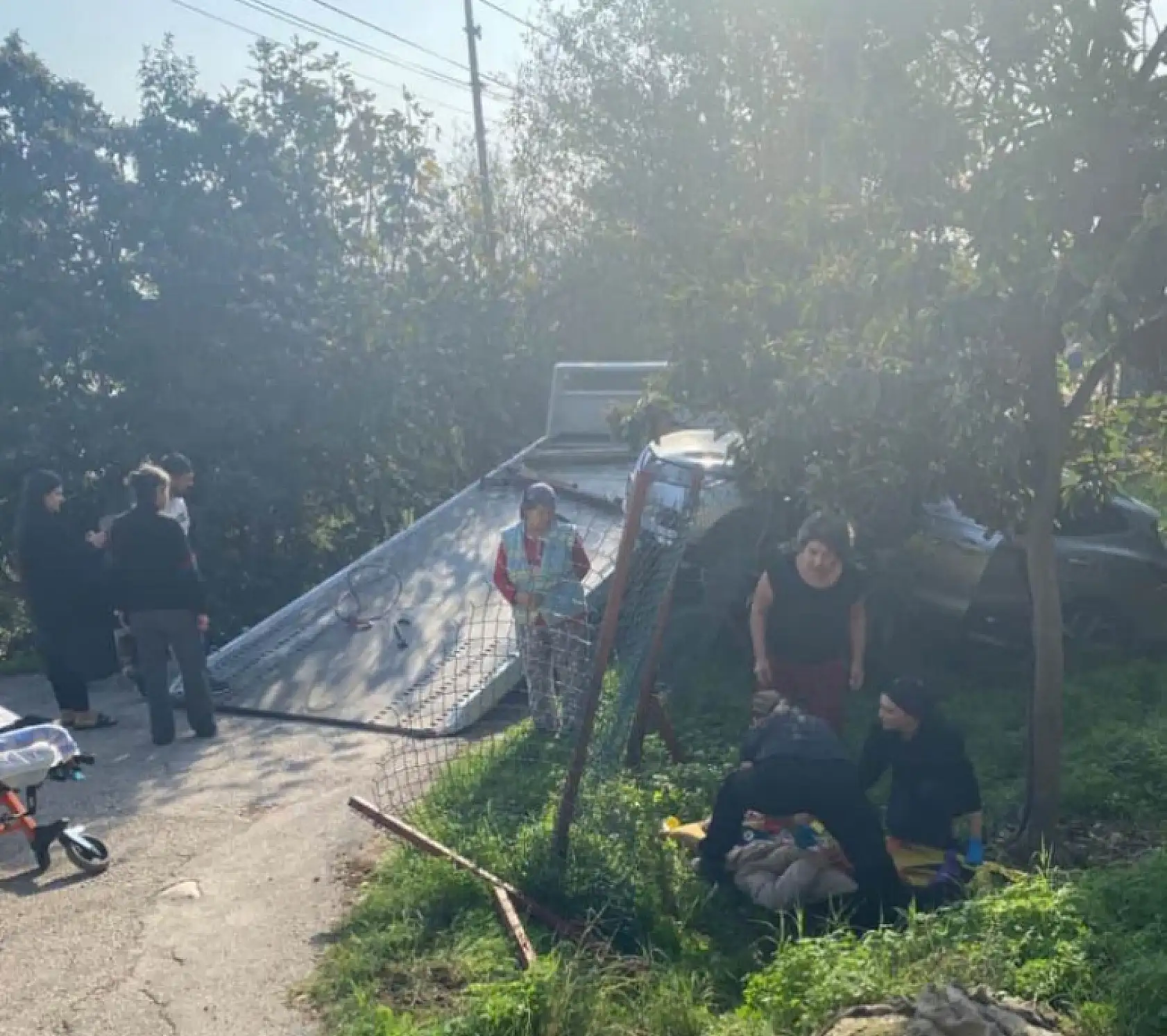 Çekiciye yüklenirken geri viteste unutulan araç rampadan uçtu: 2 yaralı