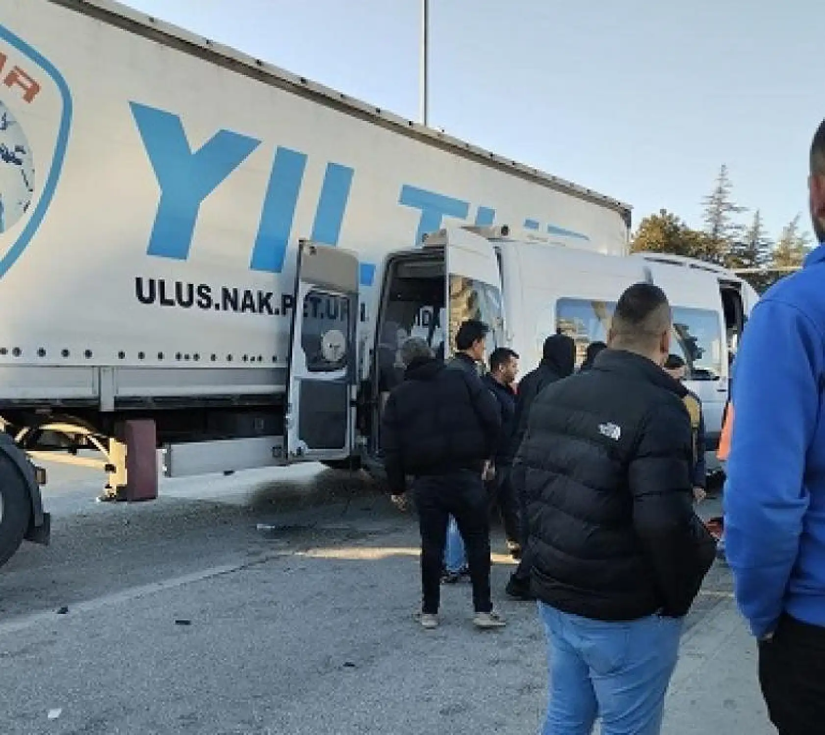 İşçi servisi tırla çarpıştı, can pazarı! 12 yaralı