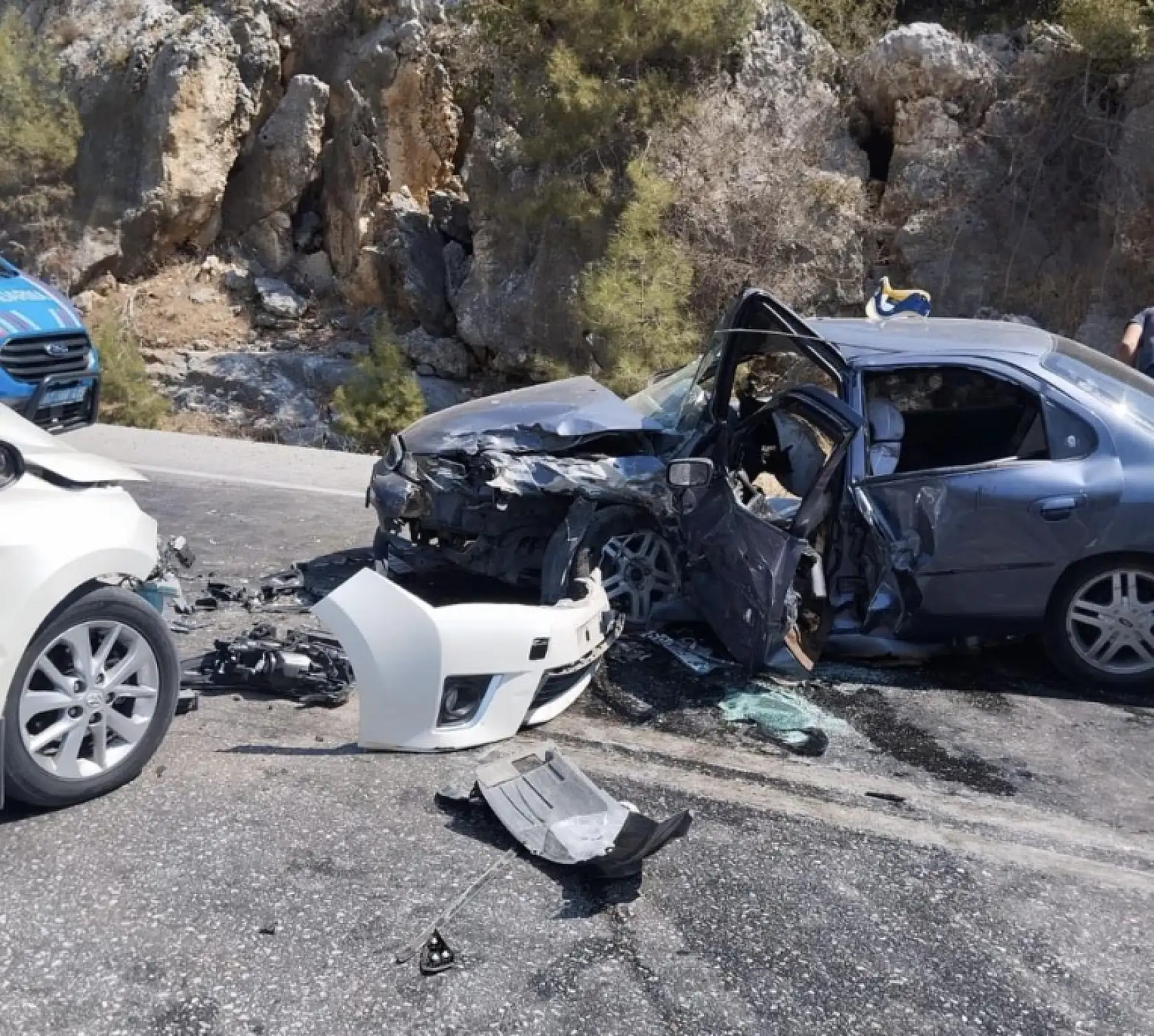 İki otomobilin çarpıştığı feci kazada 8 yaralı