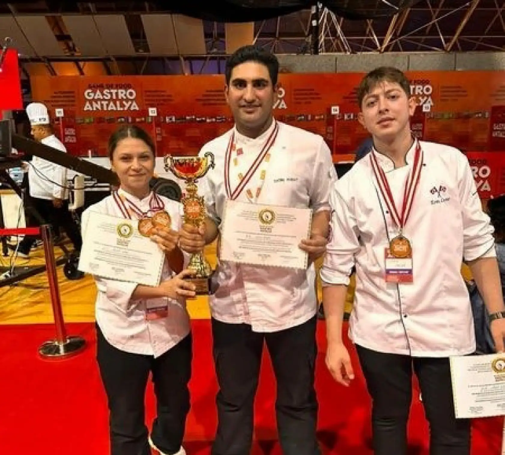 Fethiyeli gençler, okullarına 'Yılın en iyi lisesi' ödülünü kazandırdı