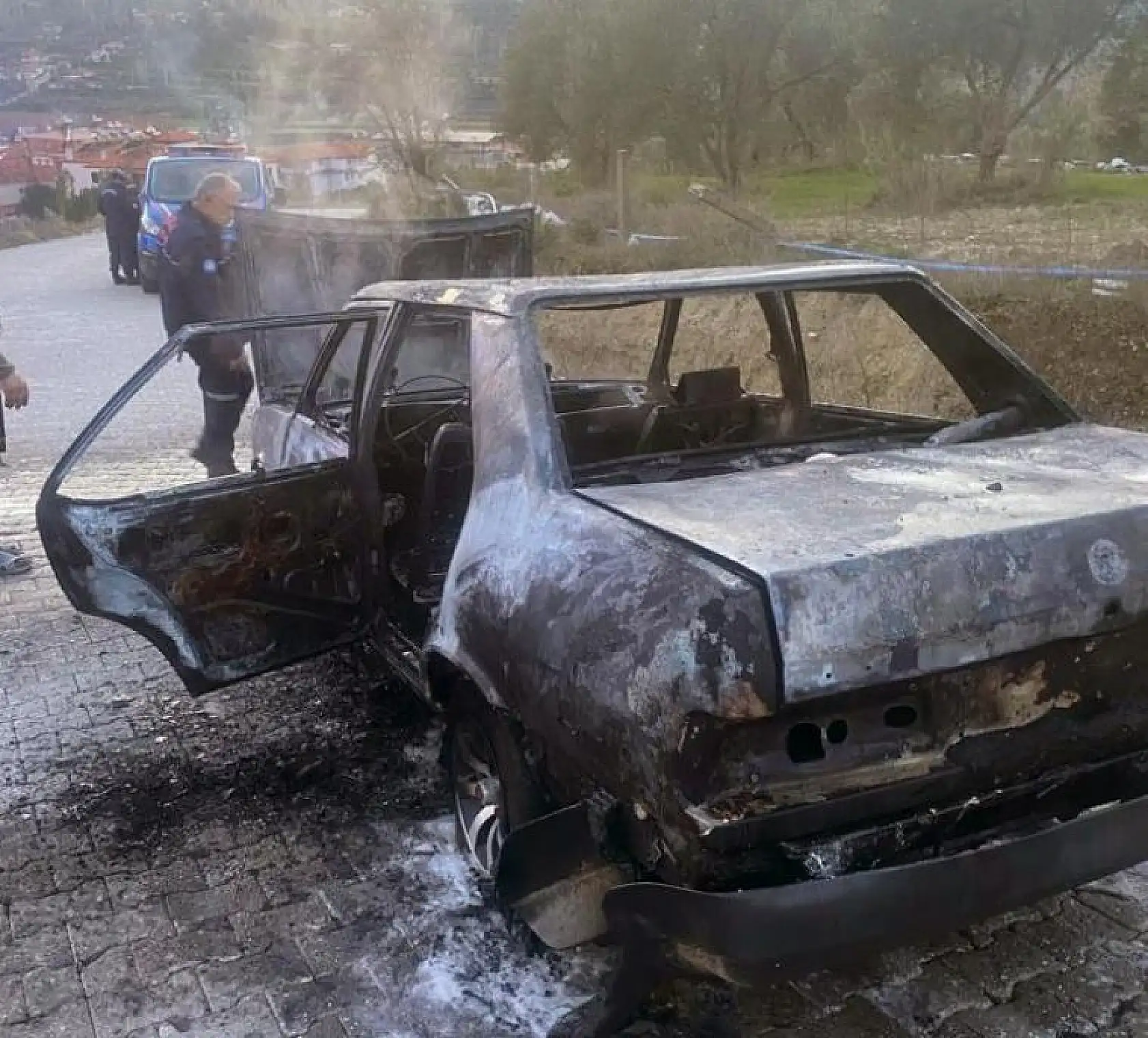 Yanan araç hurdaya döndü