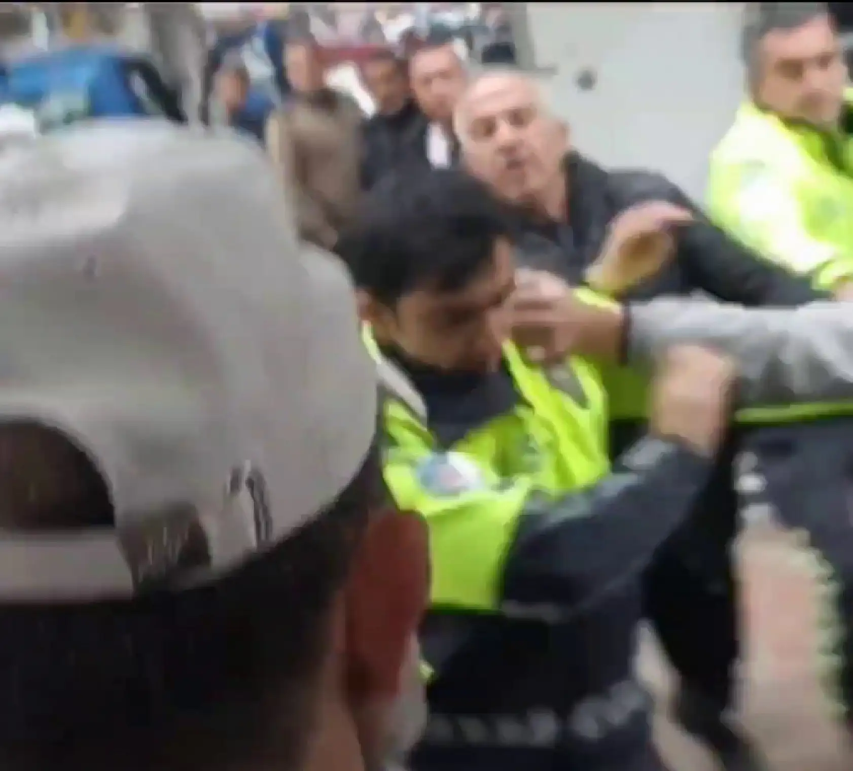 Motosikletinin çekilmesine sinirlendi, polisle yumruk yumruğa kavga etti