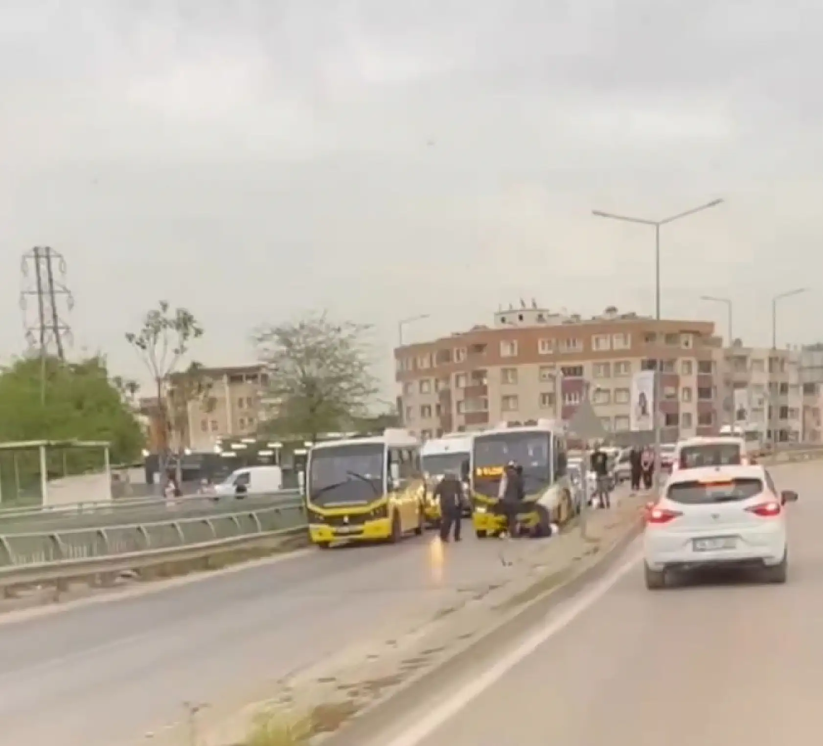Minibüs şoförleri yumruklu sopalı kavga etti