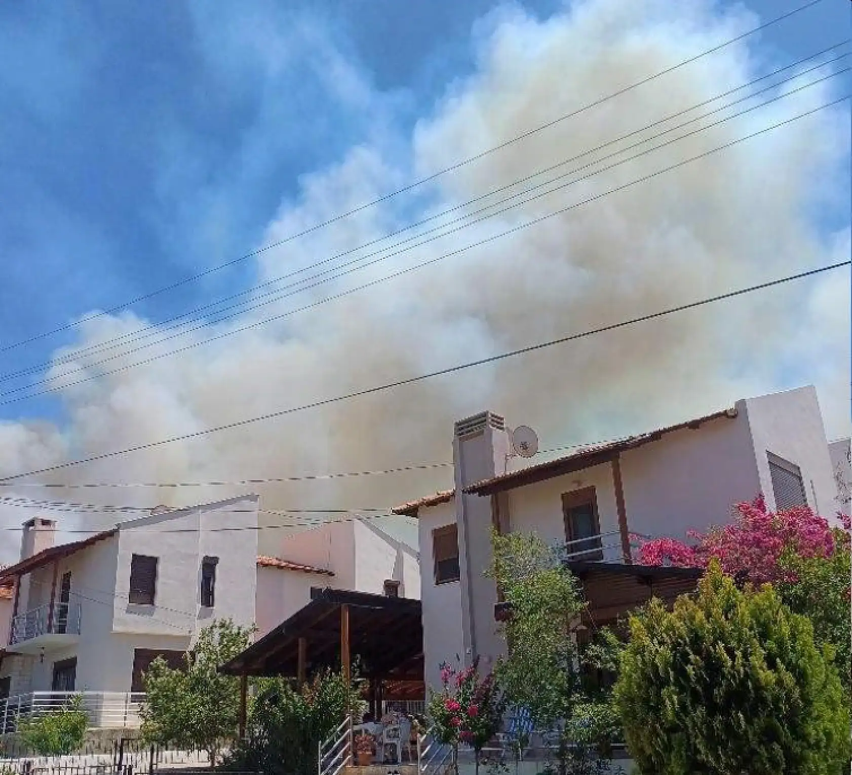 Yangınlar İzmir Çeşme'ye sıçradı: Otluk alanda çıkan yangına müdahale sürüyor