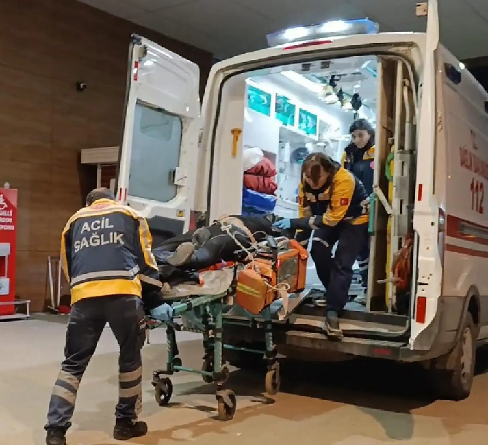 Otomobil ile motosiklet kafa kafaya çarpıştı: 1'i ağır 2 yaralı