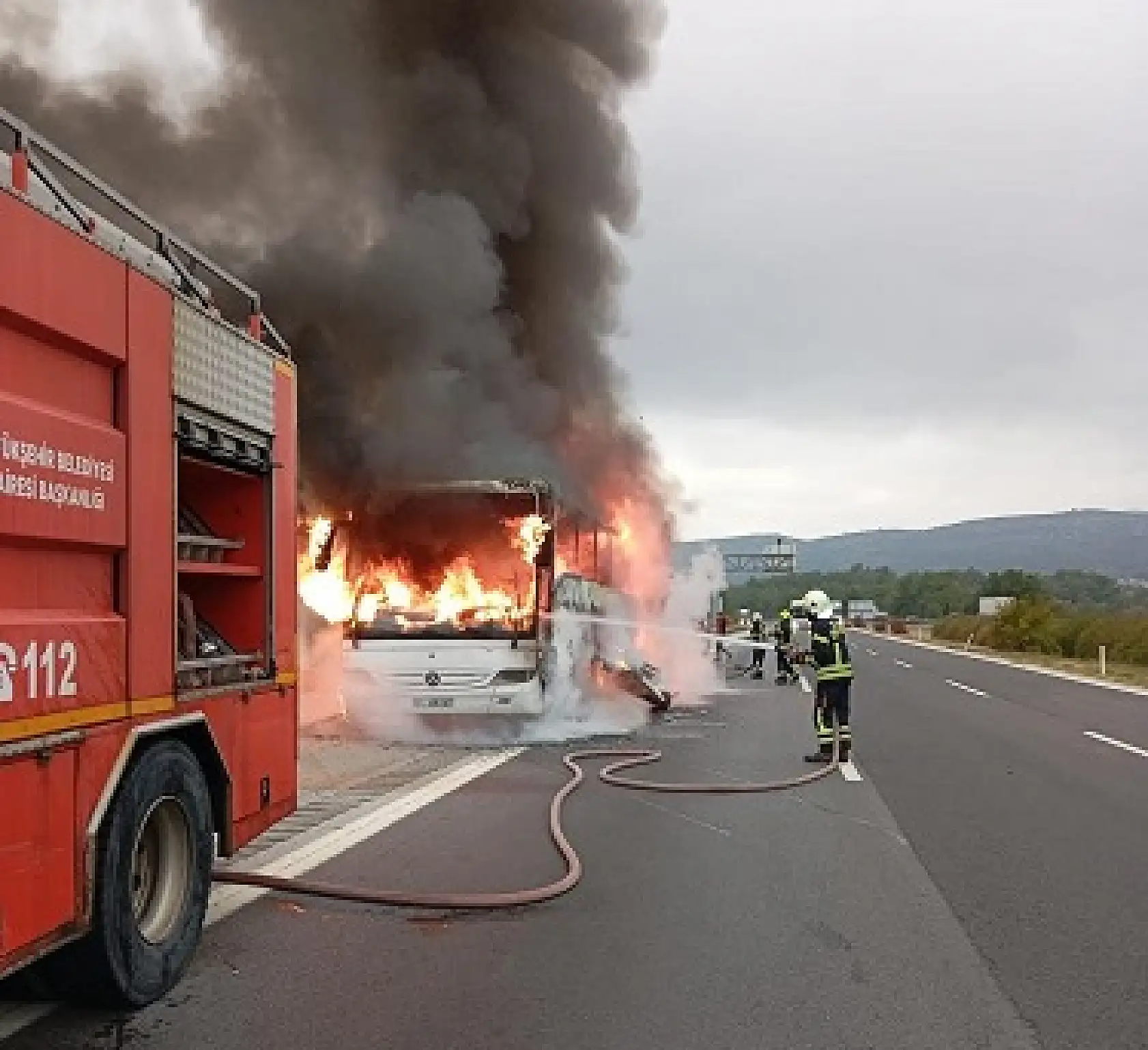 Yolcu otobüsü otoyolda alev alev yandı