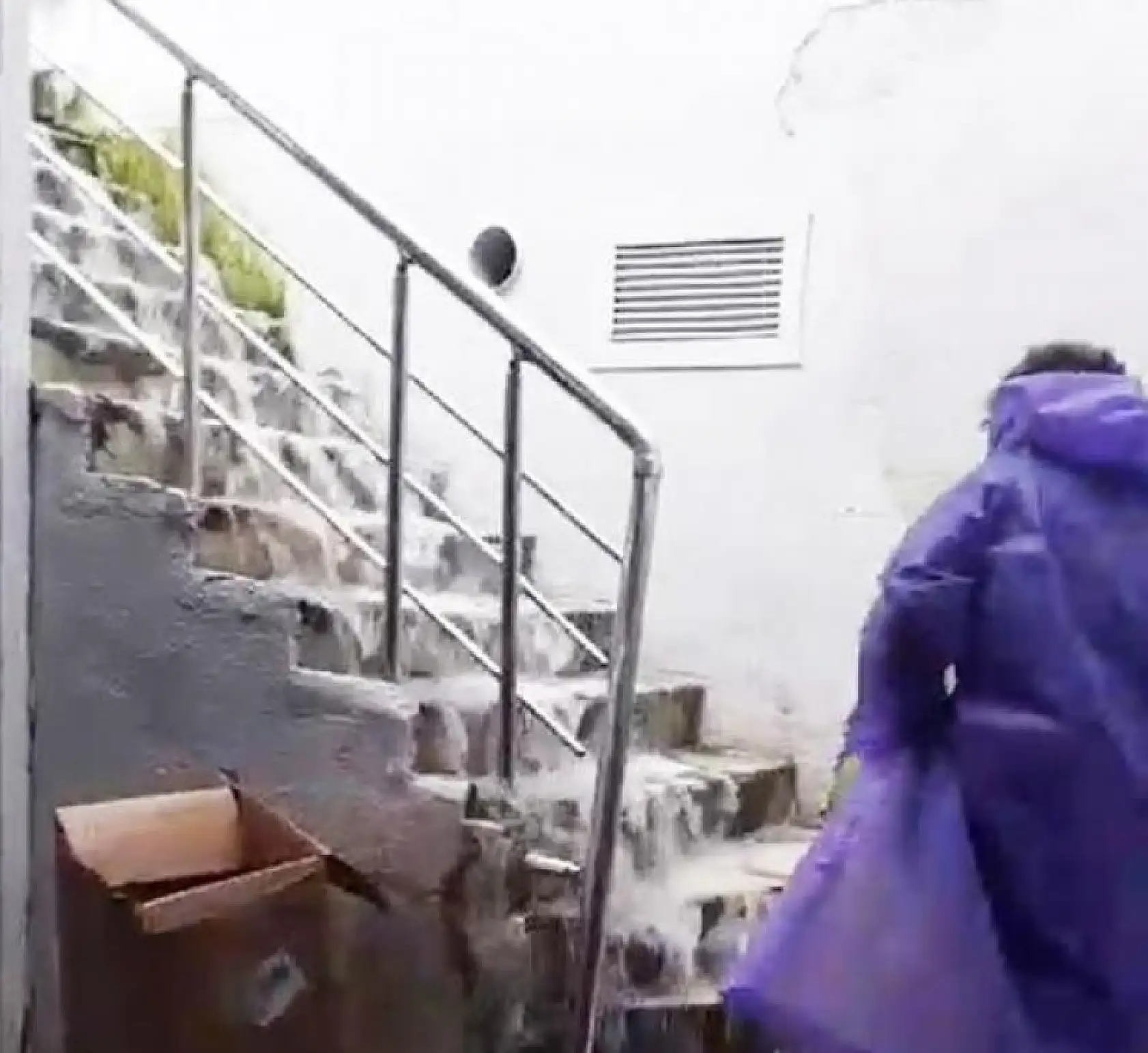 Aşırı yağıştan araç suya gömüldü, facianın eşiğinden dönüldü