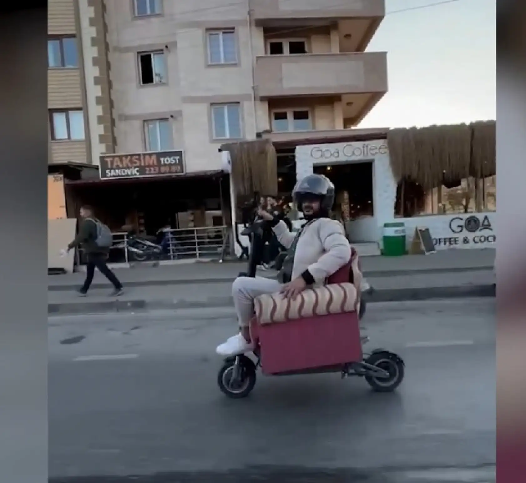 Muğla'da koltuk monte ettiği skuterle trafiğe çıkan kişiye ceza kesildi 