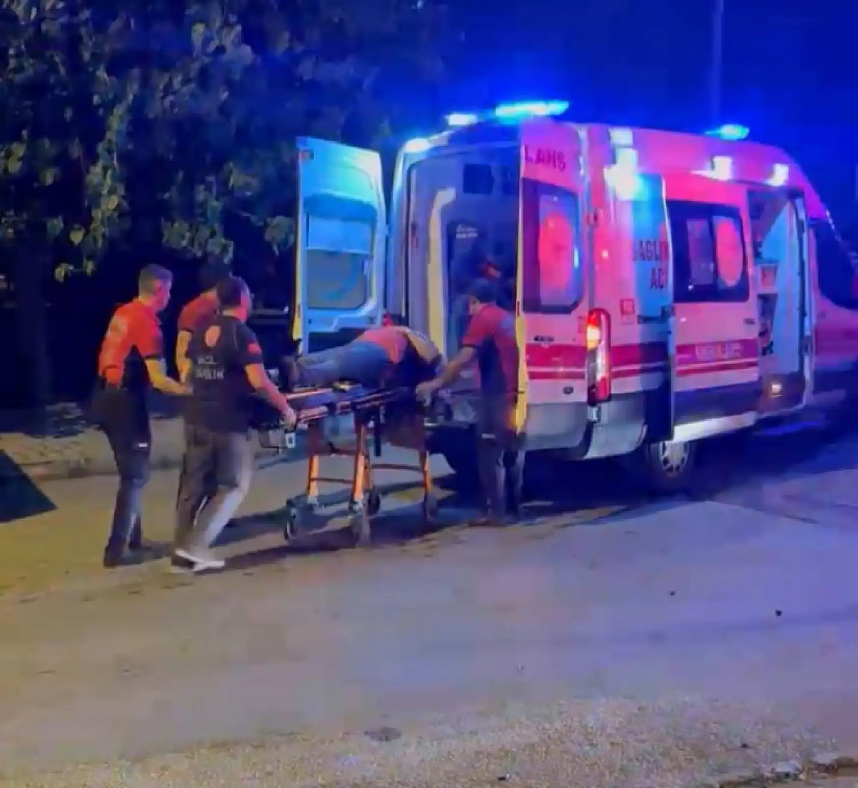 İki araç çarpıştı, biri bahçeye girdi: 9 yaralı