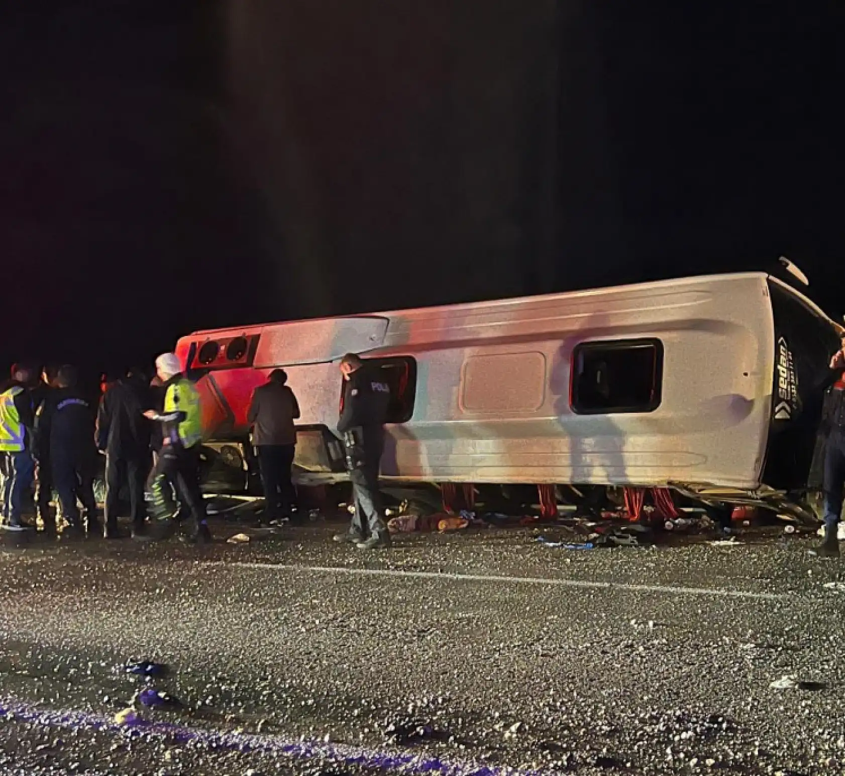 Feci kaza! Minibüs yan yattı, 1 ölü, 19 yaralı
