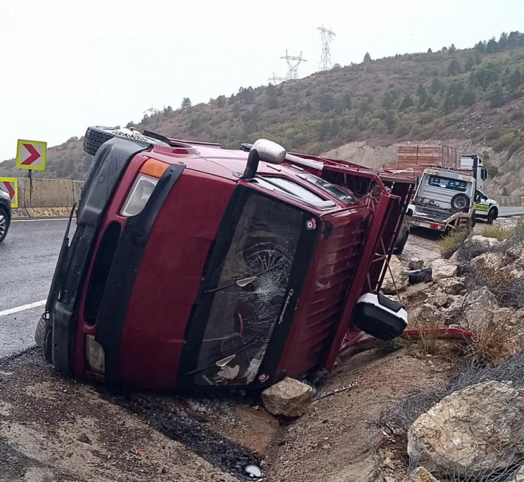Kamyonet Su Kanalına Devrildi: 5 Yaralı