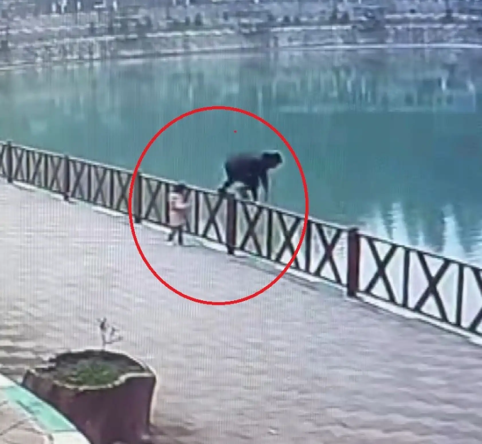 Fotoğraf için poz verirken göle düşen çocuğu babası kurtardı