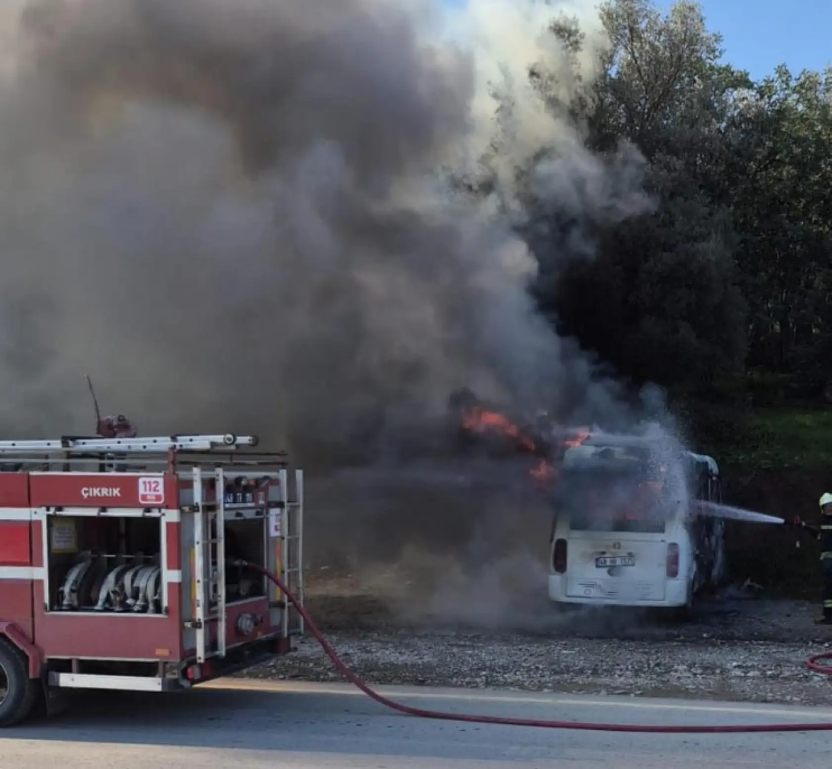 Bodrum'da korkutan yangın! Minibüs alev alev yandı