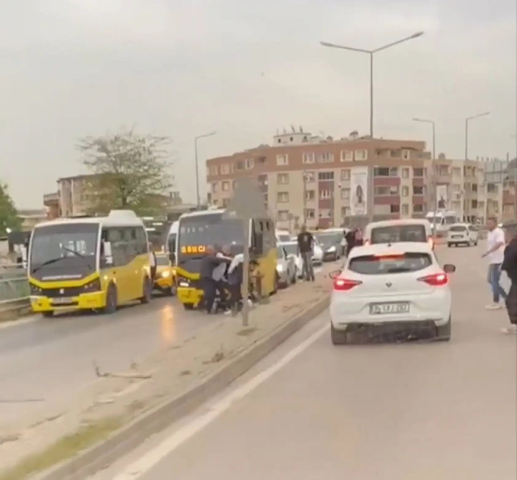 Minibüs şoförleri yumruklu sopalı kavga etti