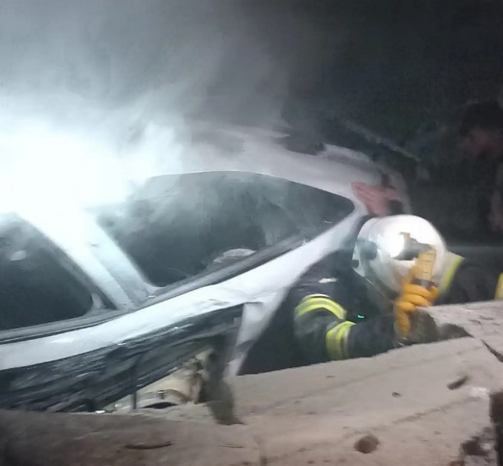 Otomobil bahçeye uçtu: 3 ölü