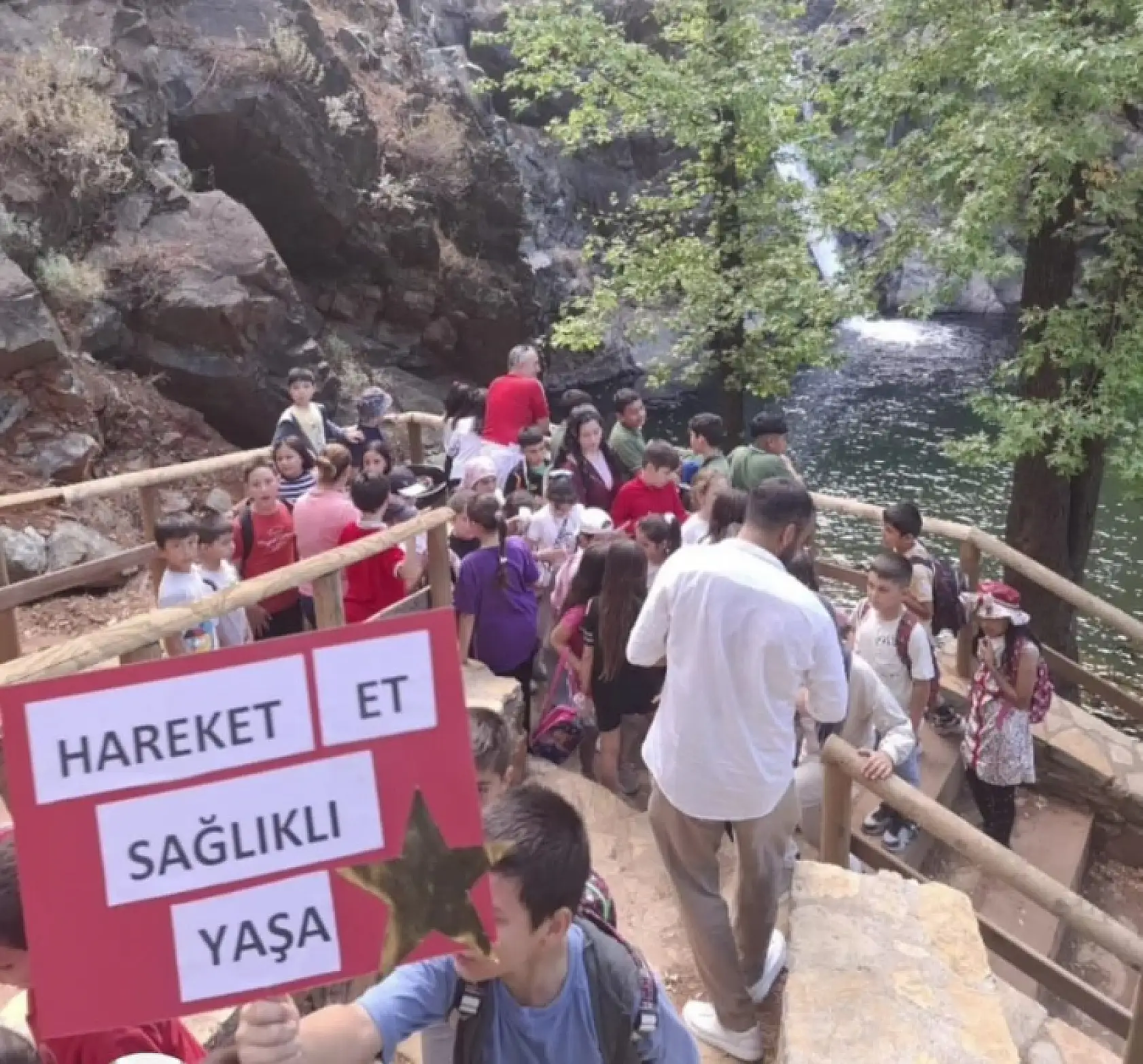 Köyceğiz'de öğrenciler Toparlar Şelalesi'ne yürüdü