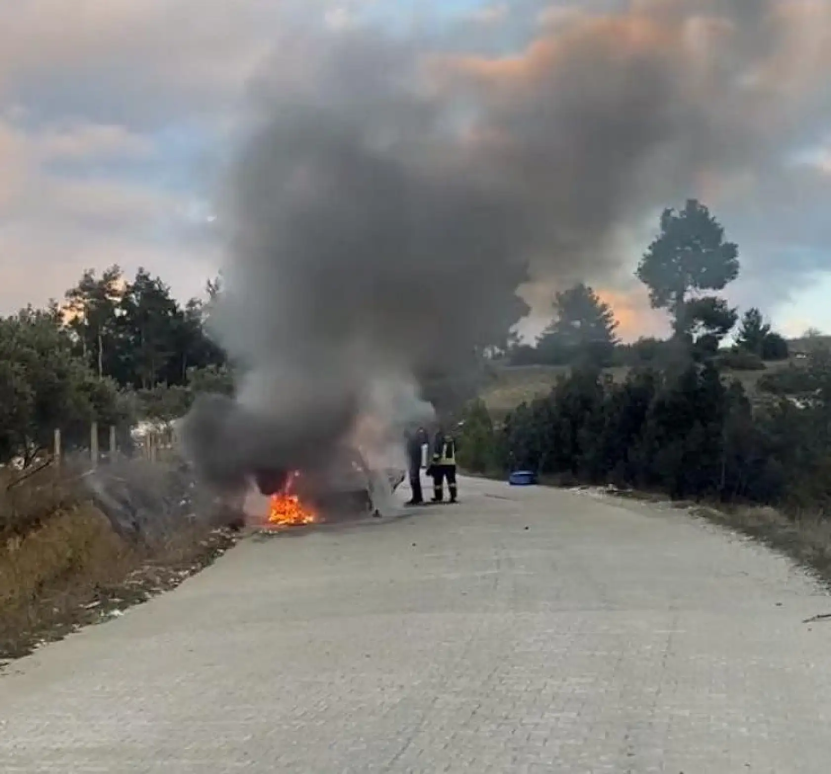 Yanan araç hurdaya döndü