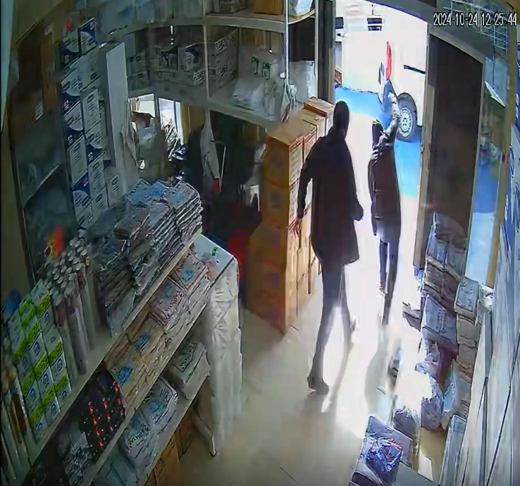 El freni çekilmeyen park halindeki panelvan kara yoluna indi, yürekler ağza geldi