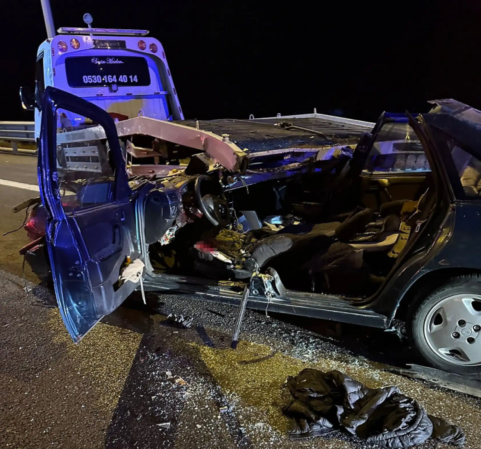 Otomobil kağıt gibi ezildi: 2 ölü, 1 yaralı