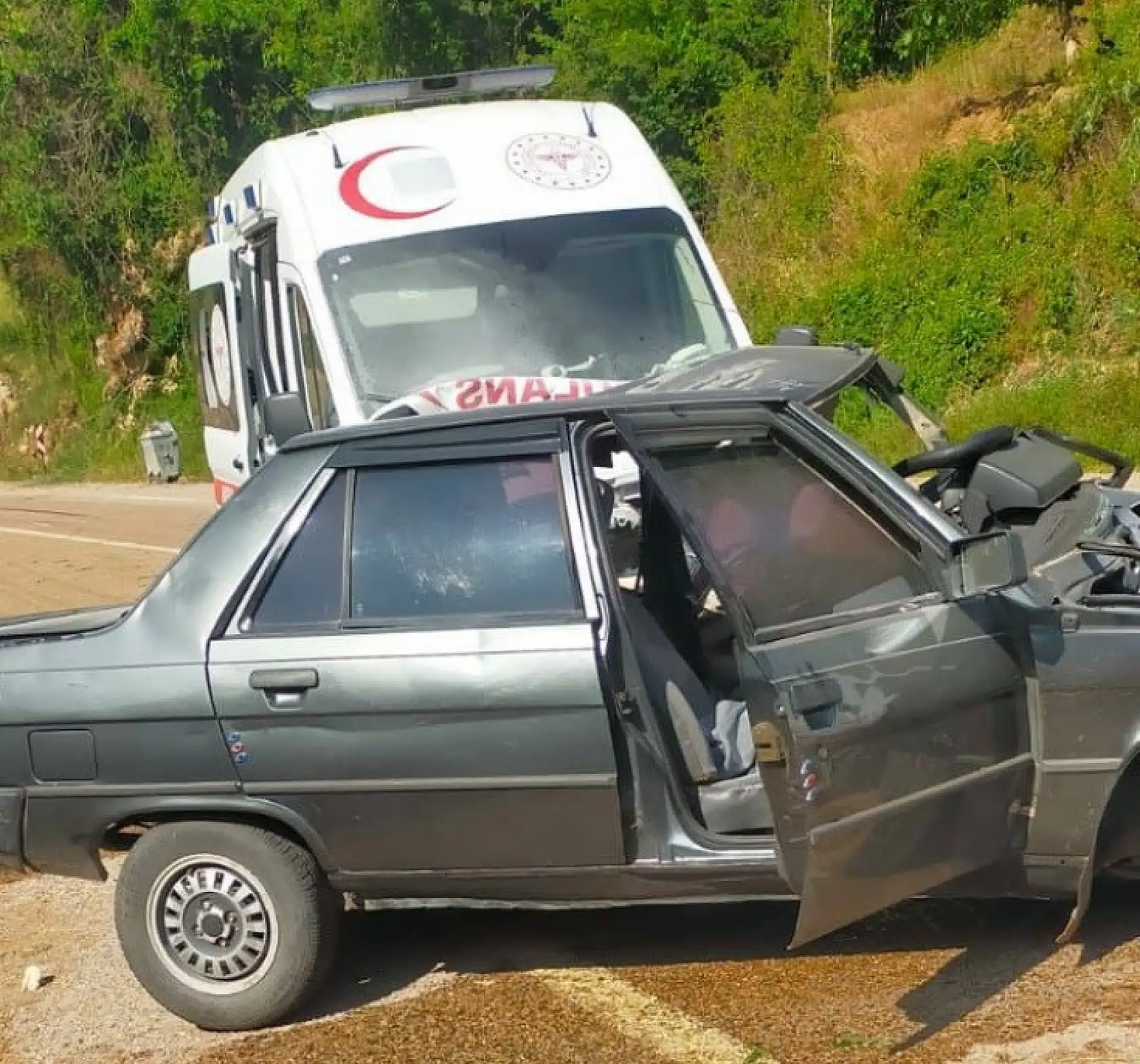 Ambulans ile otomobil çarpıştı: 1 ölü, 4 yaralı