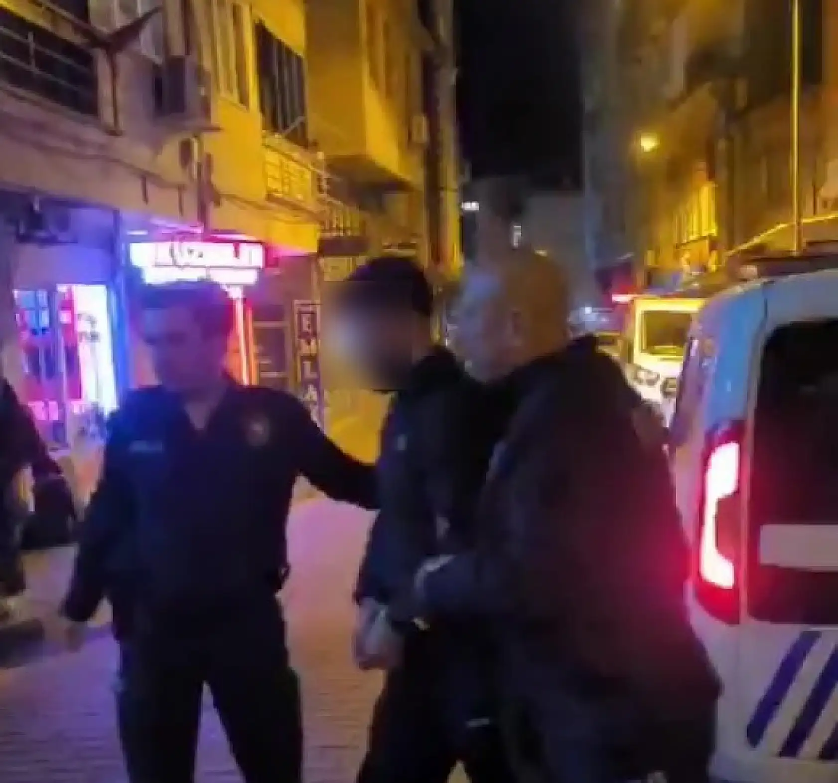 Motosiklet üzerinde tabanca ile havaya ateş açan şahıs polisten kaçamadı